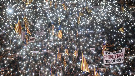 NOVEMBRE. Des partisans de l'indépendance de la Catalogne manifestent pour demander la libération de leaders indépendantistes, le 11 novembre 2017 à Barcelone (Espagne). (JOSEP LAGO / AFP)