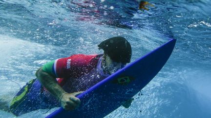 Le Brésilien Gabriel Medina plonge sous la vague de Teahupo'o, le 29 juillet 2024, lors d'une épreuve des JO de Paris 2024. (BEN THOUARD / AFP)