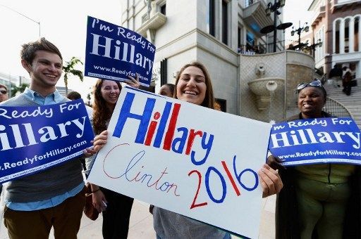 Des volontaires de l'association Ready For Hillary à Beverly Hills, Los Angeles, le 8 mai 2014. (AFP/Kevork Djansezian)