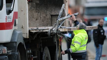 La ridelle&nbsp;du camion-benne, qui a cisaill&eacute; l'autocar, le 11 f&eacute;vrier 2016 &agrave; Rochefort (Charente-Maritime). (XAVIER LEOTY / AFP)