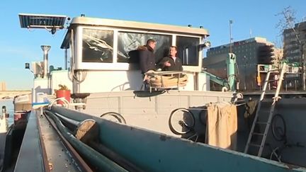 En raison des intempéries en succession, les bateliers sont en difficulté, bloqués depuis trois semaines en raison de l'interdiction de naviguer sur la Seine. Pour ces artisans, les conséquences économiques s'annoncent lourdes. (France 3)