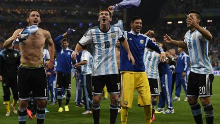 Lionel Messi fêtant la qualification pour la finale avec ses coéquipiers de l'Albiceleste. (FABRICE COFFRINI / AFP)