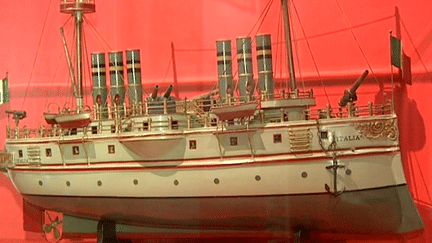 Un bateau-jouet de l'exposition "Touché coulé"
 (France3/culturebox)