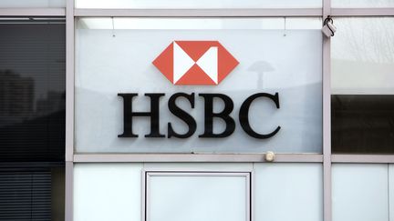 Un logo de la banque HSBC &agrave; Paris, le 24 mars&nbsp;2010. (LOIC VENANCE / AFP)