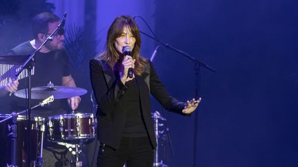 La chanteuse Carla Bruni au&nbsp;Festival jardins de Pedralbes&nbsp;à Barcelone (Espagne), le 5 juin 2019. (XAVI TORRENT / REDFERNS via GETTYIMAGES)