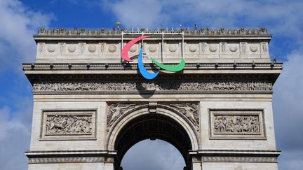 Le symbole paralympique sur l'Arc de Triomphe à Paris, France, le 4 juillet 2024. (RYOHEI MORIYA / YOMIURI / AFP)