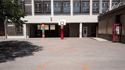 Dans la cour de l'école Edouard Herriot, à Villeurbanne (Rhône) lors d'une vague de chaleur le 27 juin 2019. (ROMAIN LAFABREGUE / AFP)