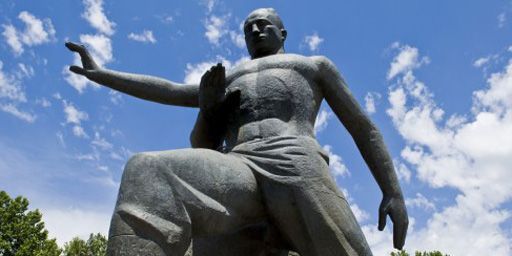 Une statue, très soviétique, à Tachkent (Ouzbékistan), en souvenir du tremblement de terre de tremblement de terre qui a rasé la ville. (AFP - Photononstop)