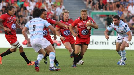 Jonny Wilkinson (avec la balle) lors d'un match amical de&nbsp;Toulon (Var) face au Racing M&eacute;tro (Hauts-de-Seine), le 2 ao&ucirc;t 2013. (MAXPPP)