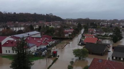 Prudence en direction de la population des Pyrénées-Atlantiques et des Landes. C’est désormais une alerte rouge qui est annoncée pour ces deux départements. Neuf autres sont en alerte orange. Trop de pluie se sont accumulées dans le sud-ouest ces dernières heures, à la clé des crues et des inondations. (CAPTURE ECRAN FRANCE 2)