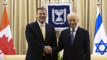 Le ministre des Affaires &eacute;trang&egrave;res canadien, John Baird (G), et le pr&eacute;sident isra&eacute;lien Shimon Peres, le 9 avril 2013. (RONEN ZVULUN / REUTERS)