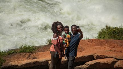 Une famille prend un selfie, le long du Nil, à Jinja (Ouganda), le 25 janvier 2019.&nbsp; (SUMY SADURNI / AFP)