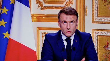 Emmanuel Macron s'adresse à la nation lors d'une émission télévisée depuis l'Elysée après la démission du Premier ministre, jeudi 5 décembre 2024. (LUDOVIC MARIN / AFP)