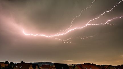 Un éclair dans le ciel de&nbsp;Godewaersvelde (Nord), le 13 août 2015. (PHILIPPE HUGUEN / AFP)