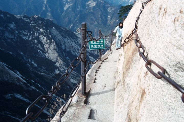 La passerelle à flanc de montage&nbsp;sur le mont&nbsp;Hua, province de&nbsp;Shaanxi en Chine, le 7 novembre 2005 (ZHANG BO / IMAGINE CHINA / AFP)