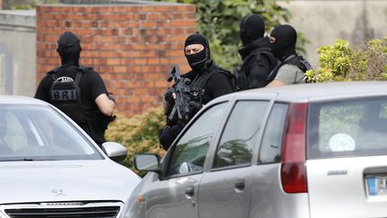 Des policiers à Saint-Etienne-du-Rouvray (Seine-Maritime) après un attentat perpétré dans une église de la commune, le 26 juillet 2016. (CHARLY TRIBALLEAU / AFP)