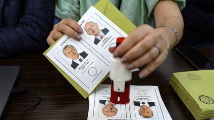 Un bulletin de vote montrant des images des deux candidats à la présidence turque, Recep Tayyip Erdogan et Kemal Kiliçdaroglu, le 20 mai 2023. (SAFIN HAMID / AFP)