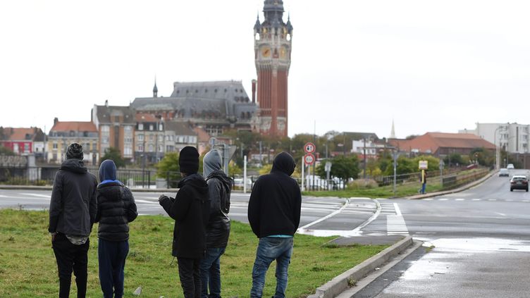 Des migrants dans les rues de Calais. Photo d'illustration. (JOE GIDDENS / MAXPPP)