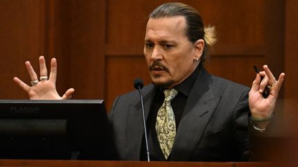 L'acteur américain Johnny Depp témoigne lors de son procès pour diffamation au Fairfax County Circuit Courthouse à Fairfax, Virginie, le 19 avril 2022. (JIM WATSON / AFP)