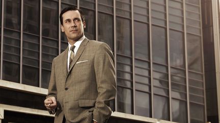 Jon Hamm, alias Don Draper, h&eacute;ros de la s&eacute;rie "Mad Men", au pied du building de l'agence fictive de publicit&eacute; Sterling Cooper, &agrave; Manhattan.&nbsp; (INTERFOTO USA / SIPA)