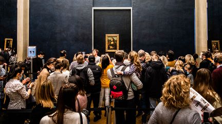 Des visiteurs devant La Joconde de Léonard de Vinci au musée du Louvre, le 28 février 2022 à Paris.&nbsp; (JC MILHET / HANS LUCAS / AFP)