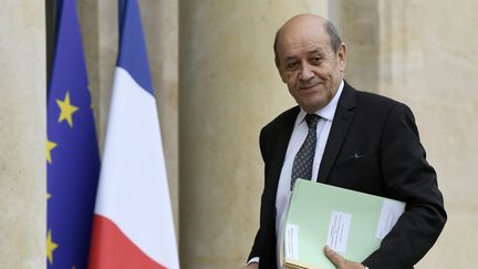 Le ministre des Affaires étrangères, Jean-Yves Le Drian, le 28 novembre 2019, à la sortie du palais de l'Elysée, à Paris.&nbsp; (BERTRAND GUAY / AFP)