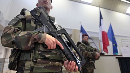 Des soldats en patrouille &agrave; Nice (Alpes-Maritimes), le 9 f&eacute;vrier 2015. ( ERIC GAILLARD / REUTERS)