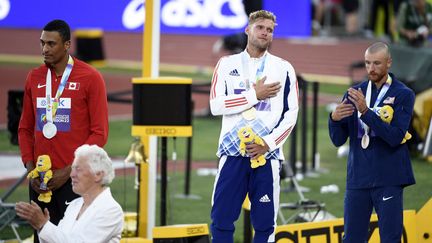 Kevin Mayer célèbre sa médaille d'or aux Mondiaux de Eugene, le 24 juillet 2022. (HERVIO JEAN-MARIE / KMSP / AFP)