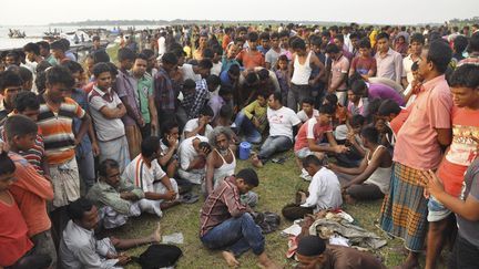 Des familles attendent des nouvelles de leurs proches pr&eacute;sents sur le ferry naufrag&eacute;, le 15 mai 2014, dans le district de Munshiganj (Bangladesh). (REUTERS)