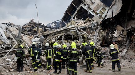 Des secours ukrainiens interviennent après la destruction d'un bâtiment administratif lors d'une frappe, dans le centre d'Odessa, le 20 juillet 2023. (OLEKSANDR GIMANOV / AFP)