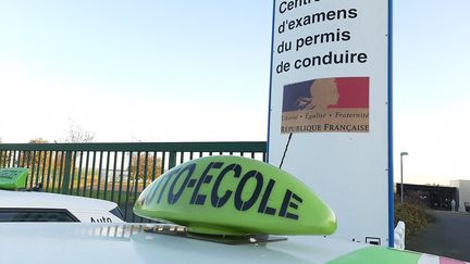 A driving school car in front of the driving license examination center (illustration).  (Marcellin Robine/Radio France)