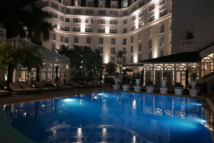 La piscine du Metropole d'Hanoï de nuit. L'établissement a été rénové plusieurs fois mais conserve son charme d'antan. (Photo Emmanuel Langlois)