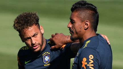 Neymar et Paulinho lors d'une session d'entraînement de l'équipe brésilienne, le 13 juin 2018 à Sotchi (Russie). (NELSON ALMEIDA / AFP)