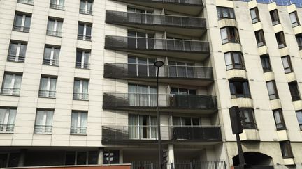 La façade de l'immeuble où Mamadou Gassama a escaladé quatre étages pour sauver l'enfant qui se trouvait dans le vide, le 26 mai 2018.&nbsp; (BERTRAND GUAY / AFP)