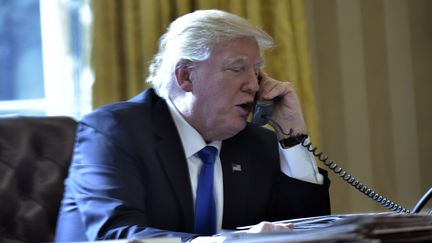 Donald Trump en conversation téléphonique avec le président russe, Vladimir Poutine, le 28 janvier 2017, à Washington. (MANDEL NGAN / AFP)