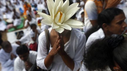 C&eacute;r&eacute;monie bouddhiste dans un temple &agrave; Colombo (Sri Lanka) pour comm&eacute;morer l'anniversaire de la naissance de Bouddha, le 14 mai 2014. (DINUKA LIYANAWATTE / REUTERS)