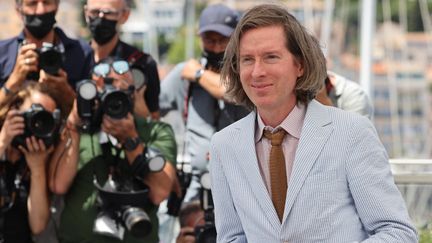 Le réalisateur américain Wes Anderson lors de la présentation de "The French Dispatch" à Cannes, le 13 juillet 2021. (VALERY HACHE / AFP)