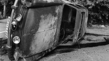 Une voiture brûlée à Venissieux le 10 juillet 1981. (NOVOVITCH / AFP)