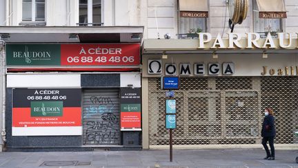 Deux magasins fermés à Paris. (CLARISSE GALLOIS / HANS LUCAS)