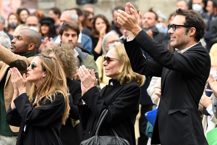 La fille de Guy Bedos, Victoria Bedos (à gauche), son fils Nicolas Bedos (à droite) et sa femme Joëlle Bercot (au centre) applaudissent après la cérémonie funéraire en l'église Saint-Germain-des-Prés à Paris, le 4 juin 2020. (BERTRAND GUAY / AFP)