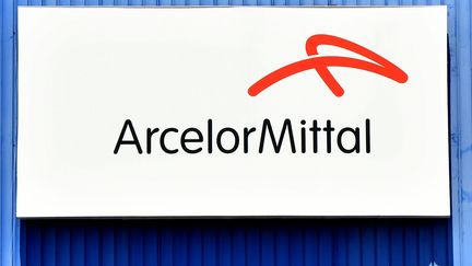 Le logo de l'aciérie ArcelorMittal, le 23 juillet 2019, à Taranto en Italie. (TIZIANA FABI / AFP)