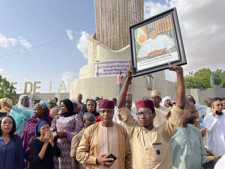 Des partisans du président nigérien Mohamed Bazoum rassemblés à Niamey, la capitale, le 26 juillet 2023. (AFP)