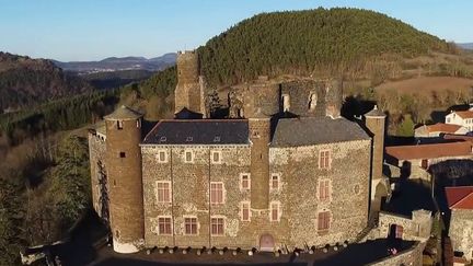 Direction la Haute-Loire, afin de découvrir les châteaux méconnus de la Loire. Si l'on pense souvent à Chenonceaux, Amboise ou encore Chambord, plus en amont du fleuve, d'autres châteaux du Moyen-Âge raconte une autre histoire.&nbsp;&nbsp; (FRANCE 2)