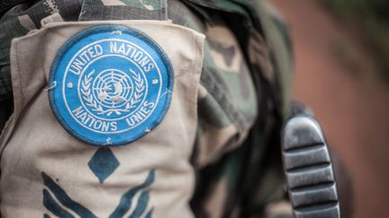 Un Casque bleu en mission patrouille dans les rues de&nbsp;Gamboula&nbsp; en&nbsp;Centrafrique, le 6 juillet 2018. (FLORENT VERGNES / AFP)