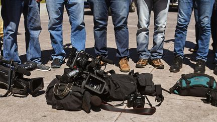 Des journalistes salvadoriens manifestent en hommage à leur confrère, le cameraman Samuel Rivas, tué par les membres d'un gang, le 17 novembre 2017. (MARVIN RECINOS / AFP)