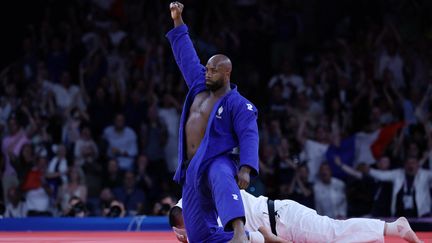 Judo aux JO 2024 : au bout du suspense, Teddy Riner délivre la France, qui conserve son titre olympique par équipes après sa victoire face au Japon