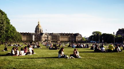 Les Parisiens profitent du retour du soleil, aux Invalides, le 28 mai 2021. (DANIEL PIER / NURPHOTO / AFP)