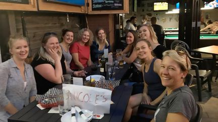 Une réunion de Nicole, dans un café de Calgary (Canada), le 7 septembre 2018.&nbsp; (NICOLE LETOURNEAU / AFP)