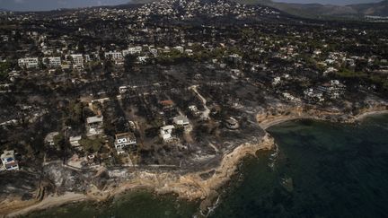 Une vue aérienne montre les dégâts autour du village de Mati (Grèce), le 26 juillet 2018. (SAVVAS KARMANIOLAS / AFP)