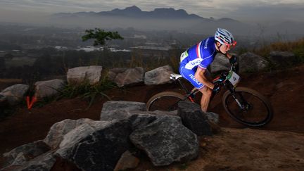 Le cycliste tricolore Maxime Marotte en plein effort sur le circuit de VTT de Deodoro (CARL DE SOUZA / AFP)